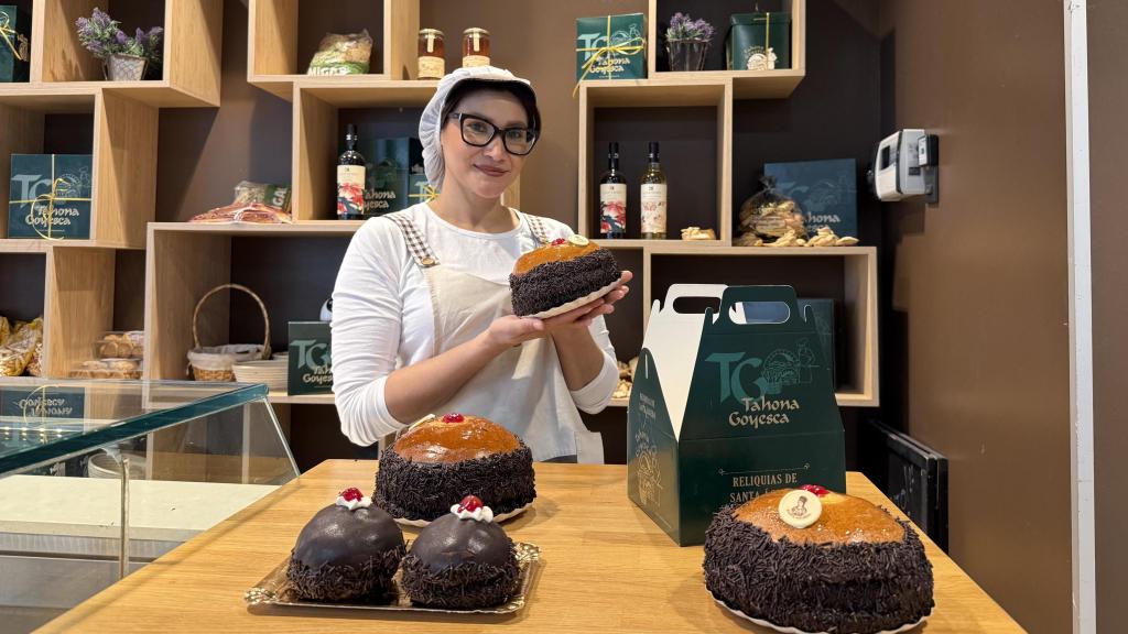 Una de las dependientas de la pastelería.