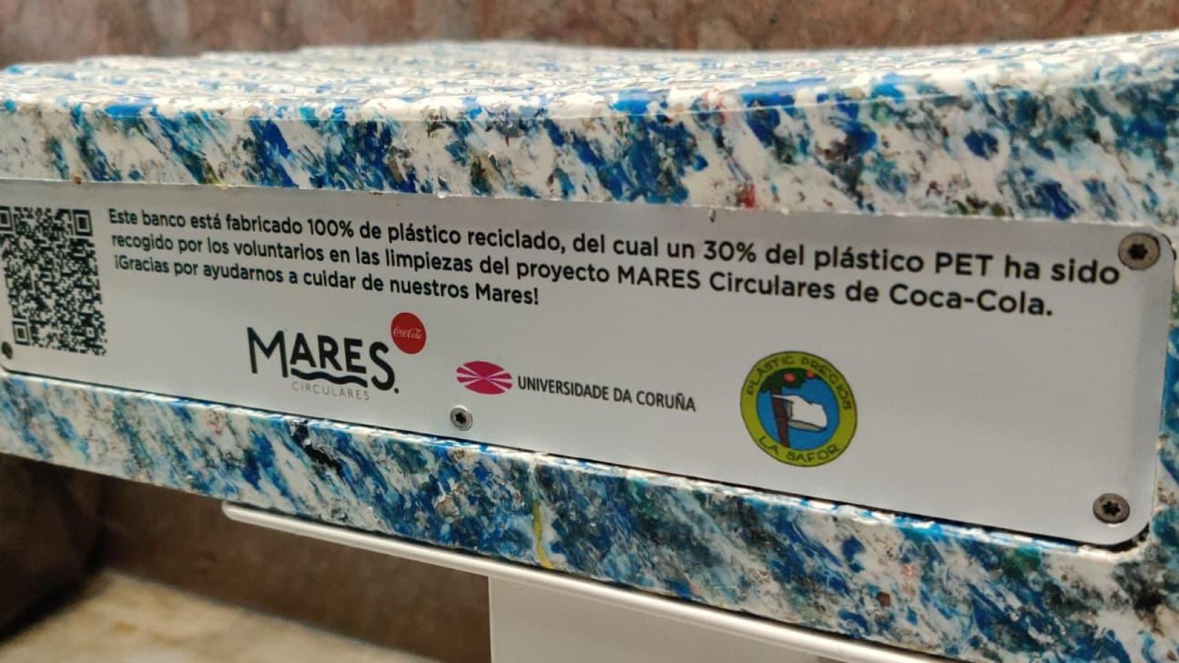 Mares Circulares entrega a la Universidade da Coruña un banco fabricado con plástico recogido del mar