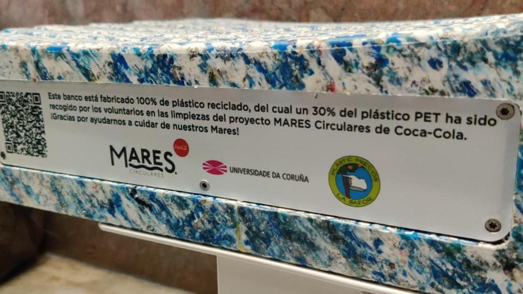 Mares Circulares entrega a la Universidade da Coruña un banco fabricado con plástico recogido del mar