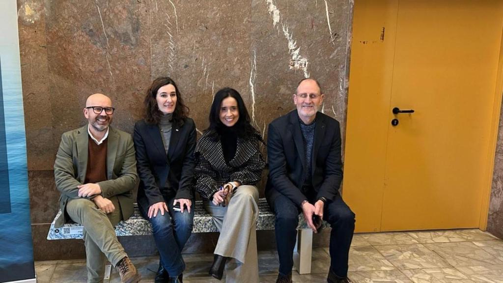 Representantes en el acto de entrega del banco a la UDC