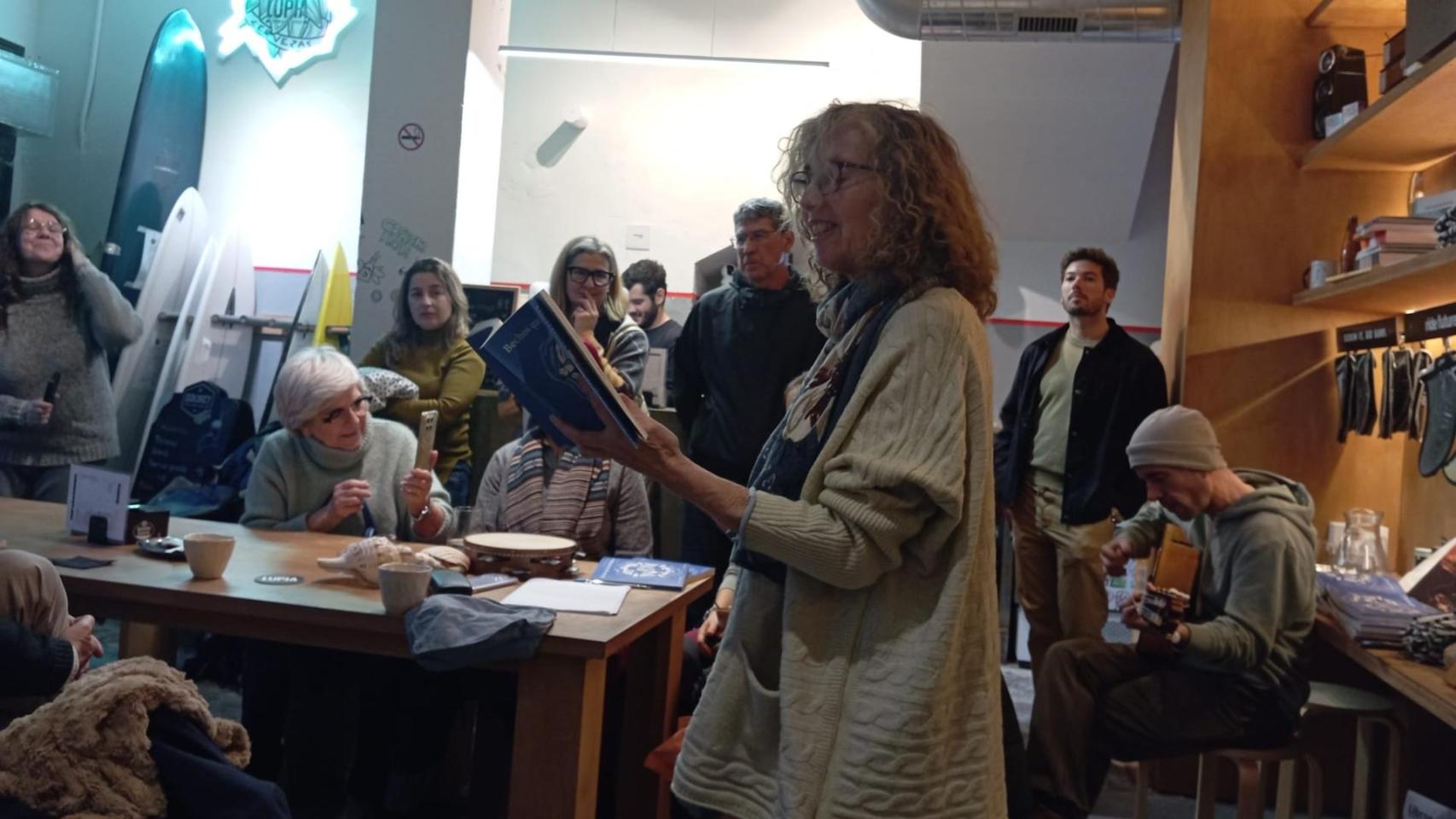 Coca Rivas y Conchi García haciendo surf.