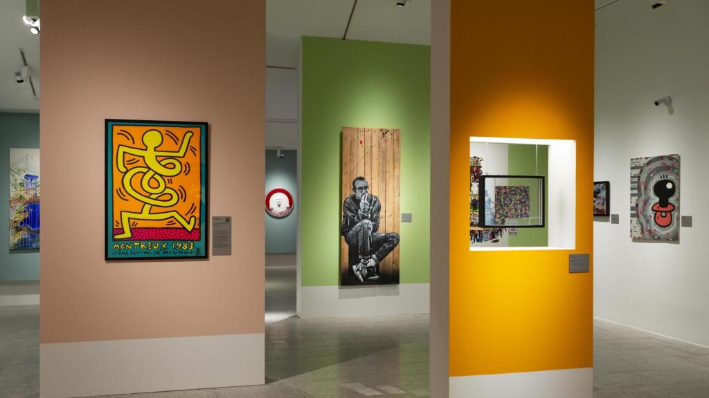 Vista de una de las salas de la exposición. A la izquierda, el cartel que Keith Haring diseñó para el Festival de Jazz de Montreux de 1983. Foto: Fundación Canal