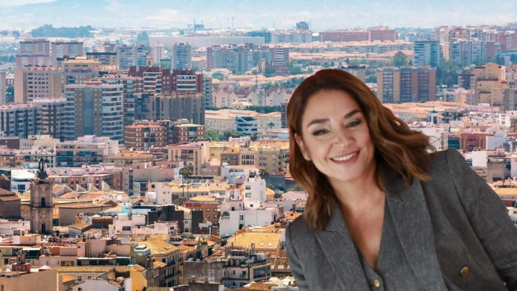 Toñi Moreno, junto a una fotografía panorámica de Málaga.