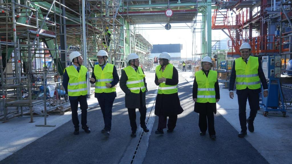 La diputada general de Vizcaya, Elixabete Etxanobe,durante una visita a las obras de la planta de combustibles sintéticos, en el Puerto de Bilbao