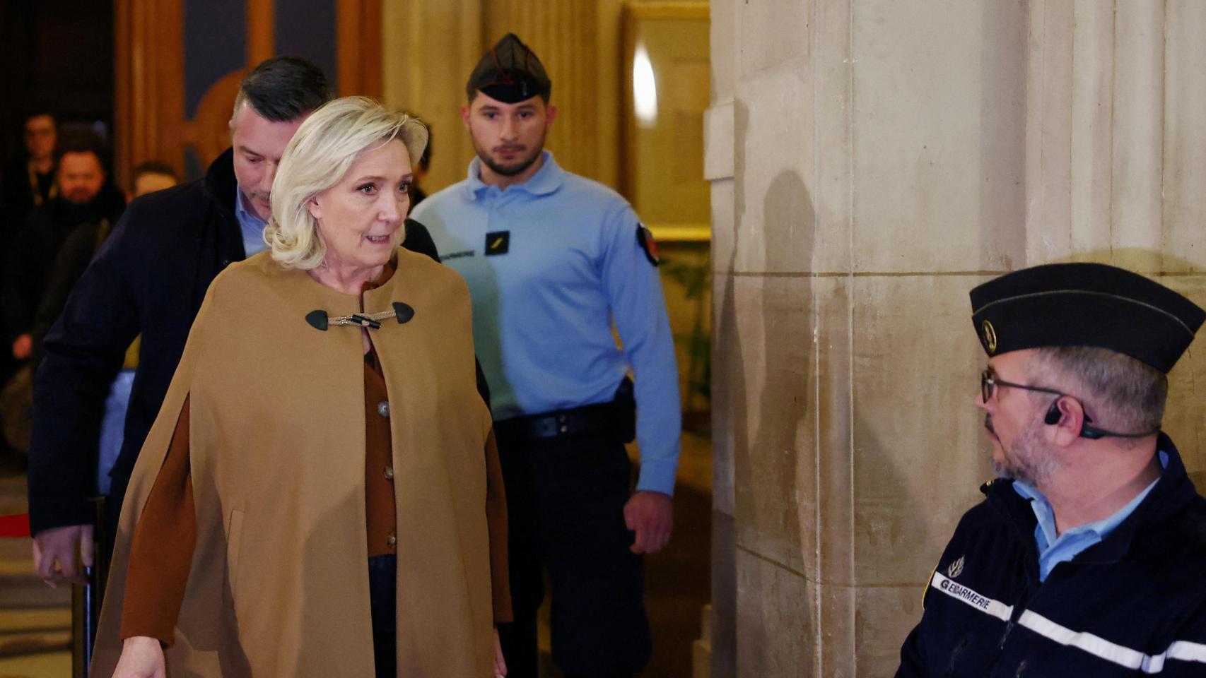 La líder de extrema derecha francesa Marine Le Pen  a su salida del tribunal de París en la Ile de la Cité.