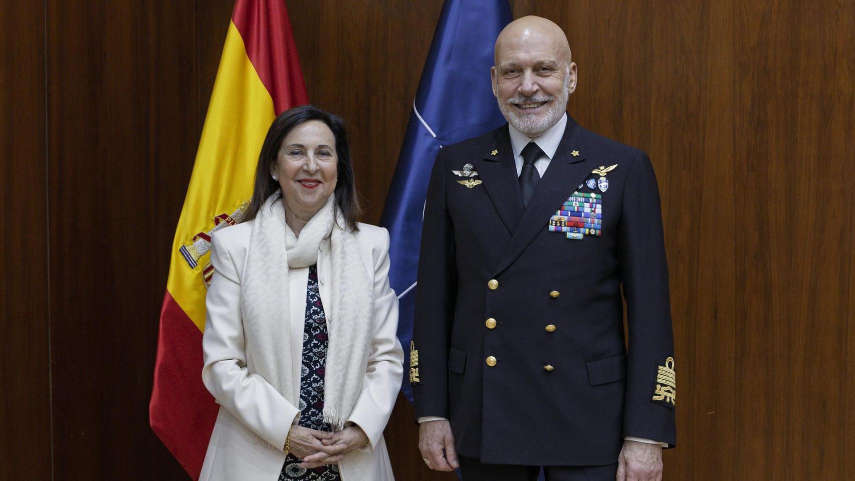 La ministra de Defensa, Margarita Robles, junto al presidente del Comité Militar de la OTAN, almirante Guiseppe Cavo Dragone,