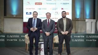 De izquierda a derecha, Pedro J. Ramírez, presidente ejecutivo y director de EL ESPAÑOL; Carlos Carbó, presidente ejecutivo de Nazca Capital; y Rubén Escudero, redactor de Finanzas de EL ESPAÑOL-Invertia; en la segunda jornada del I Observatorio de la Defensa
