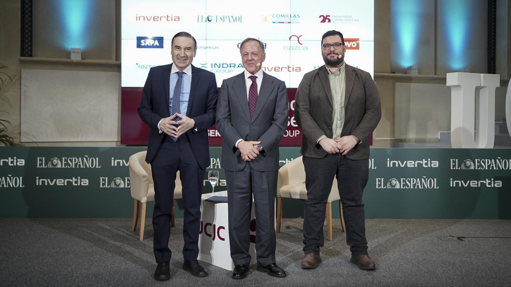 De izquierda a derecha, Pedro J. Ramírez, presidente ejecutivo y director de EL ESPAÑOL; Carlos Carbó, presidente ejecutivo de Nazca Capital; y Rubén Escudero, redactor de Finanzas de EL ESPAÑOL-Invertia; en la segunda jornada del I Observatorio de la Defensa