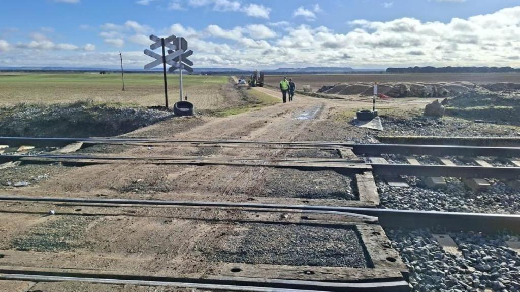 Imagen del paso a nivel de Matapozuelos donde se ha producido el accidente entre el camión y el tren