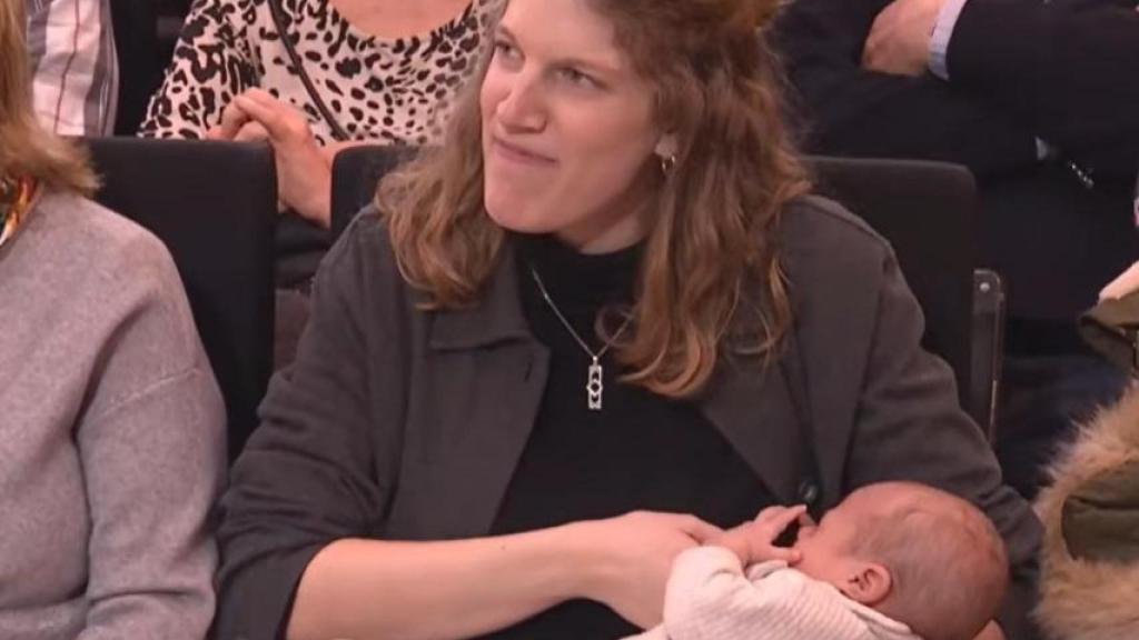 Silvia Casas, junto a su hijo Carlos recién nacido, en el mitin del PP en Teruel