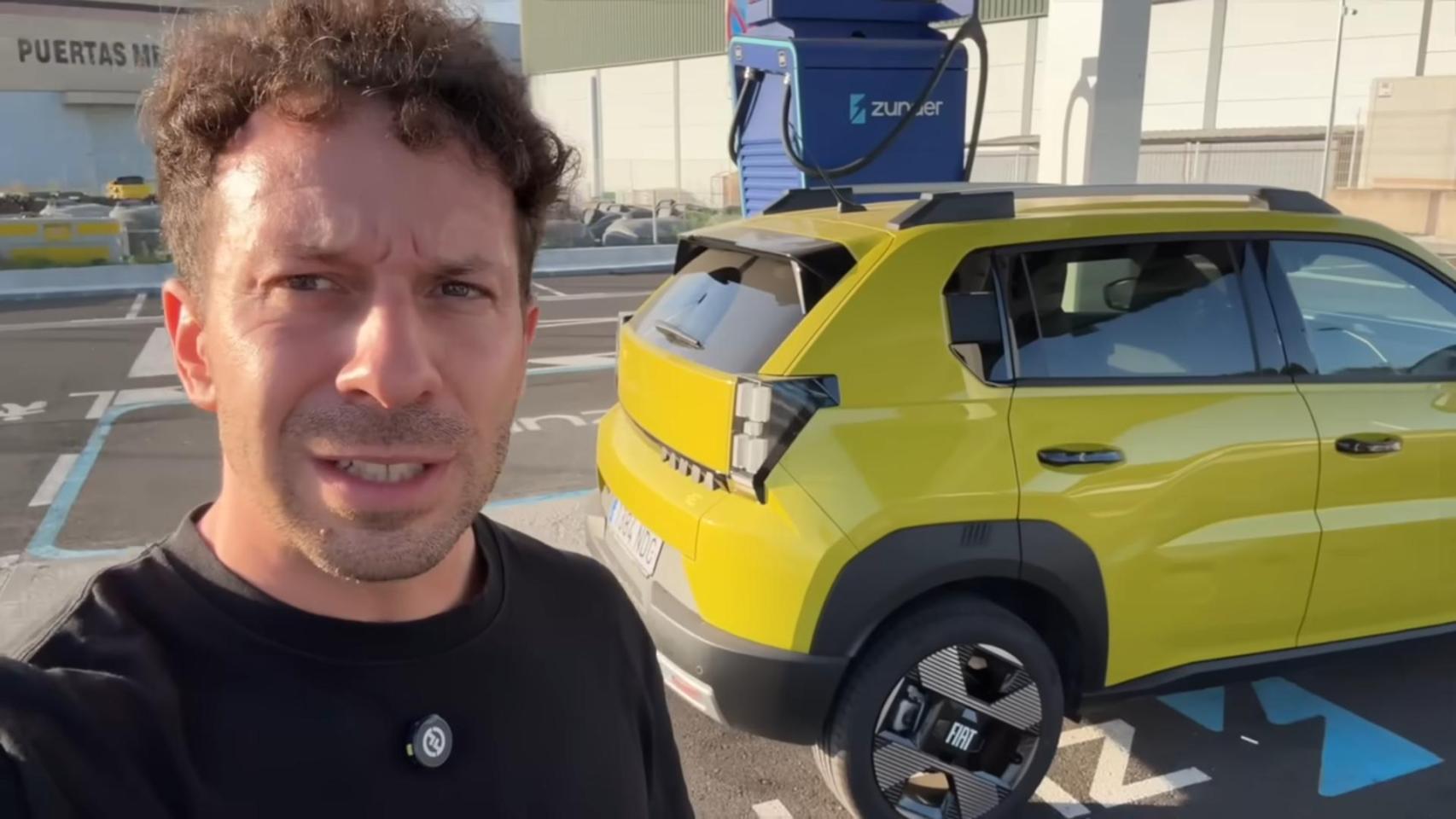 Carlos González con el Fiat Grande Panda con el que viajó de Alicante a Múnich.