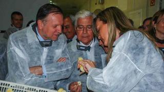 Pilar Alegría enseña al expresidente de Aragón, el socialista Marcelino Iglesias, cómo sexar un pollo durante una visita a La Zaida.