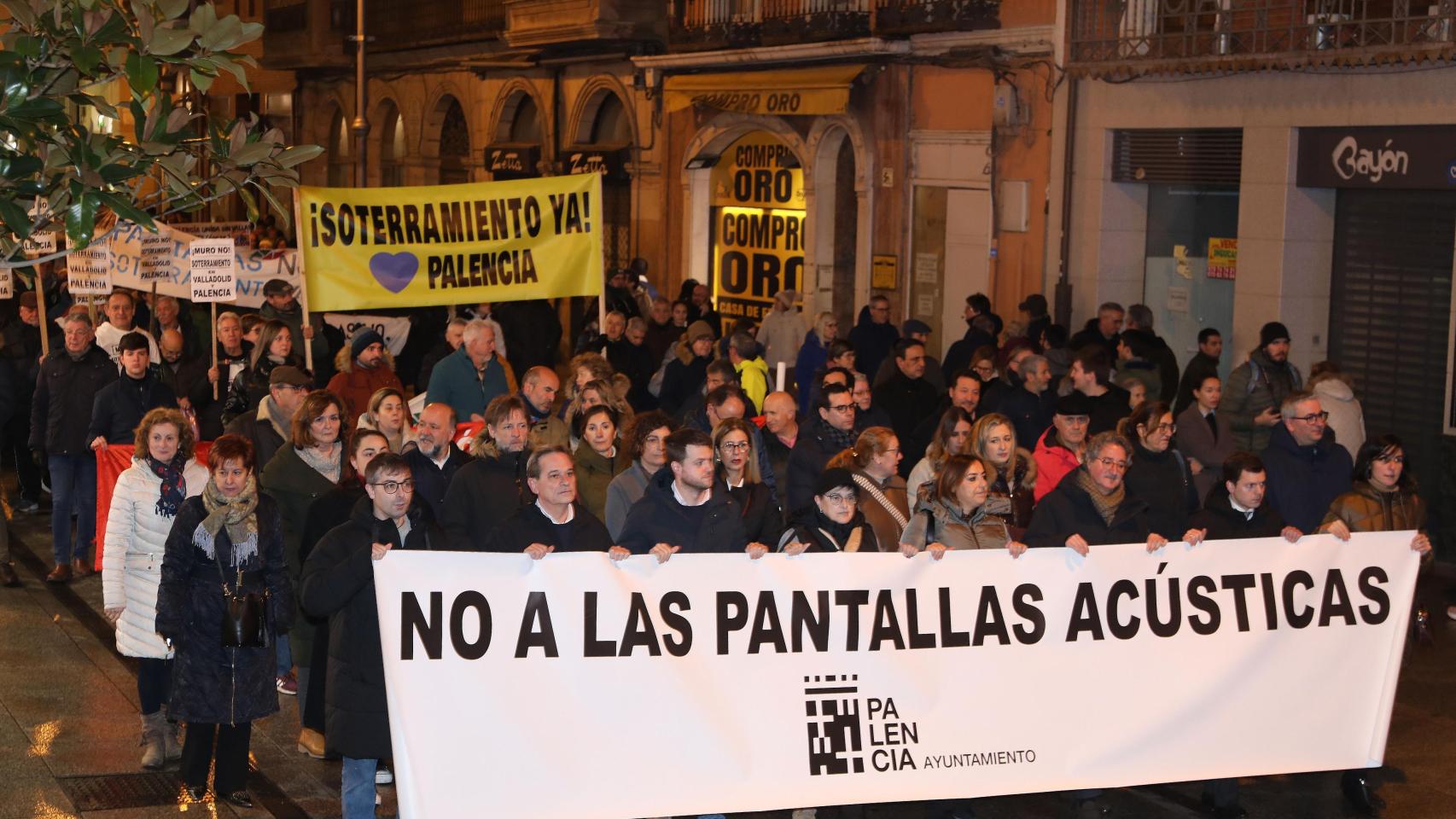 Manifestación respaldada por todos los grupos políticos del Ayuntamiento y miles de palentinos contra el proyecto de pantallas acústicas de Adif en Palencia, ha discurrido desde la Plaza Mayor, por la Calle Mayor hasta llegar a la Subdelegación del Gobierno
