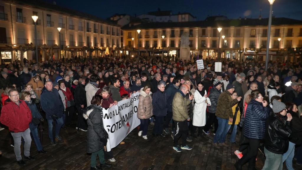 Manifestación respaldada por todos los grupos políticos del Ayuntamiento y miles de palentinos contra el proyecto de pantallas acústicas de Adif en Palencia, ha discurrido desde la Plaza Mayor, por la Calle Mayor hasta llegar a la Subdelegación del Gobierno
