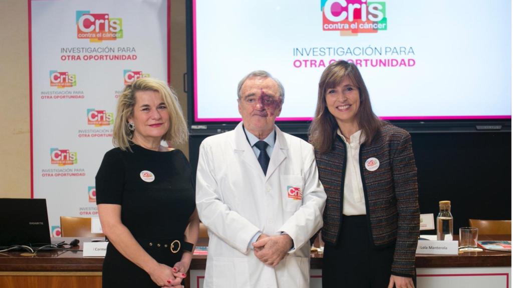 De izquierda a derecha, Cristina Domínguez, paciente; doctor Mariano Barbacid y Lola Manterola, presidenta de CRIS Contra el Cáncer.