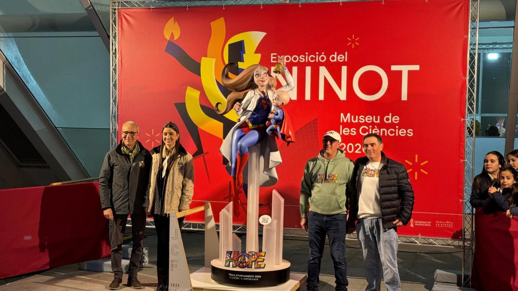 Los 'ninots' de las fallas municipales llegan a la exposición. EE