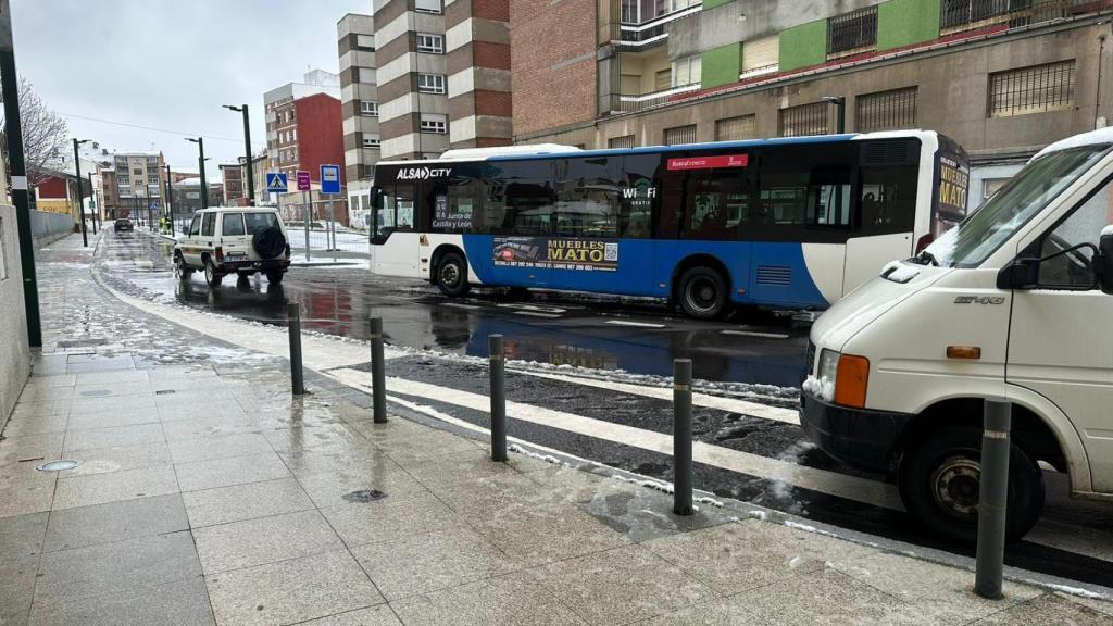Uno de los autobuses urbanos que actualmente transportan a los viajeros del apeadero de La Asunción-Universidad hasta Matallana