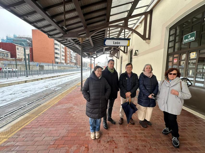 Isabel López, Eduardo Tocino, Carlos Prieto, Consuelo García y Mariví Gutiérrez en el andén de la estación de Matallana