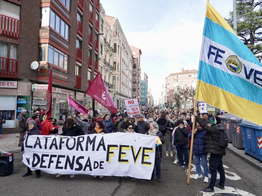 Cada sábado, la Plataforma en Defensa de FEVE se concentra frente a la estación de Matallana
