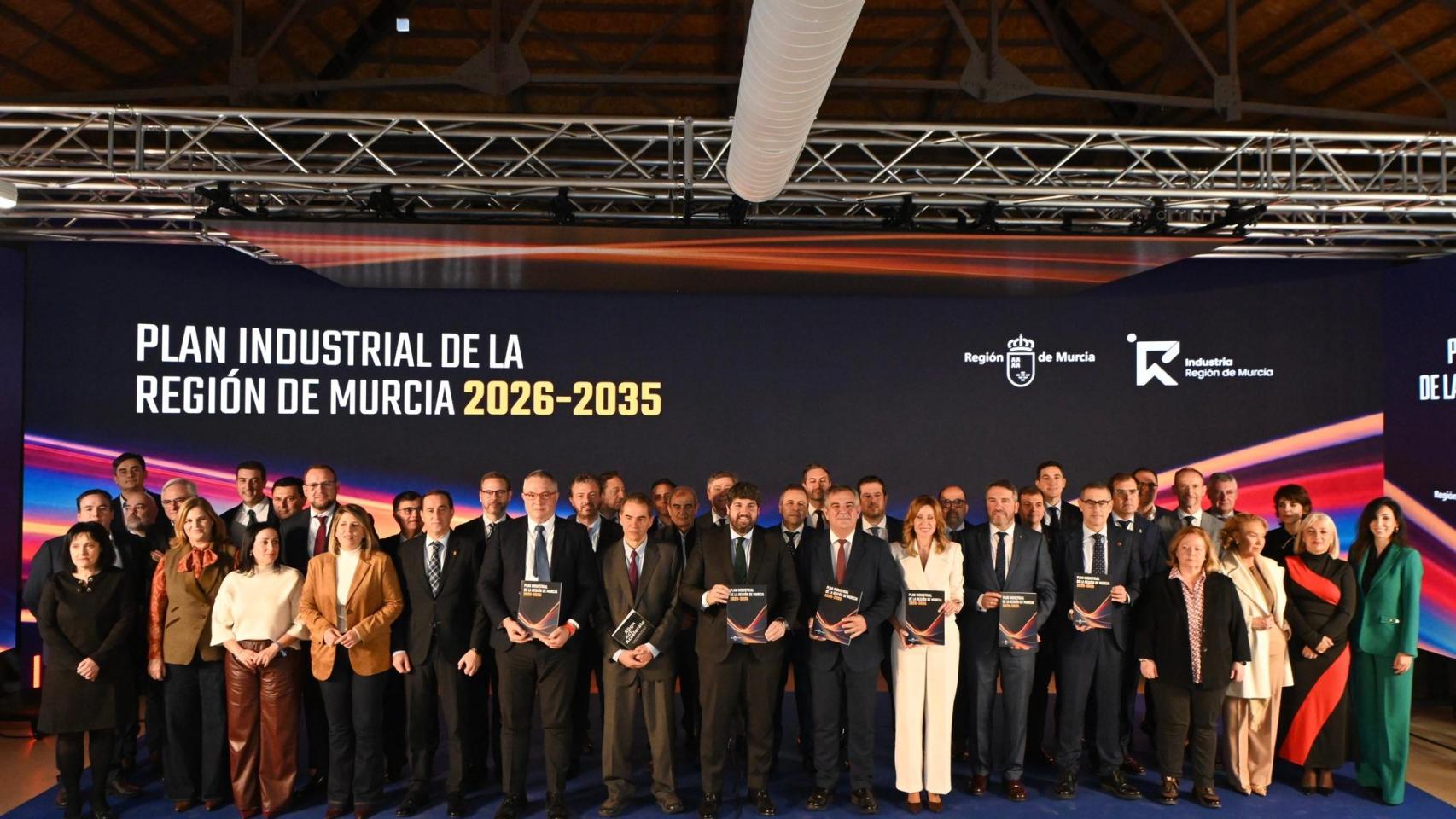 Fernando López Miras (c), presidente de la Región de Murcia, en la foto de familia de la presentación del nuevo plan industrial.