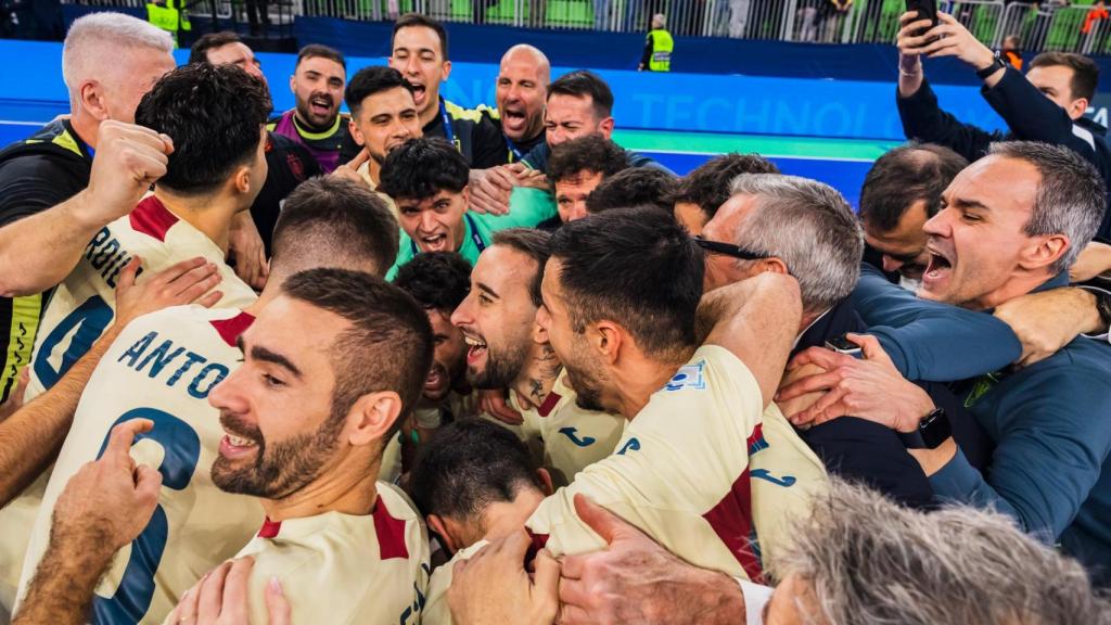 La selección española de fútbol sala celebra la clasificación para las semifinales de la Eurocopa tras vencer a Italia.