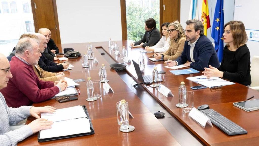 Reunión entre el conselleiro de Presidencia, Xustiza e Deportes, Diego Calvo, y el Foro cidadán polo ferrocarril