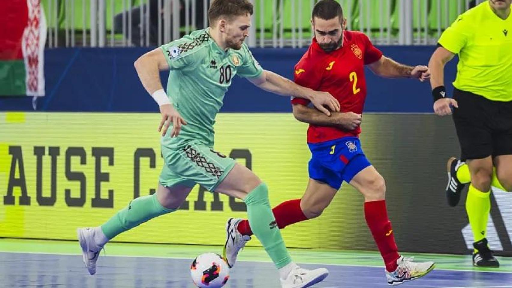 Cecilio se marcha de un rival en la Eurocopa.