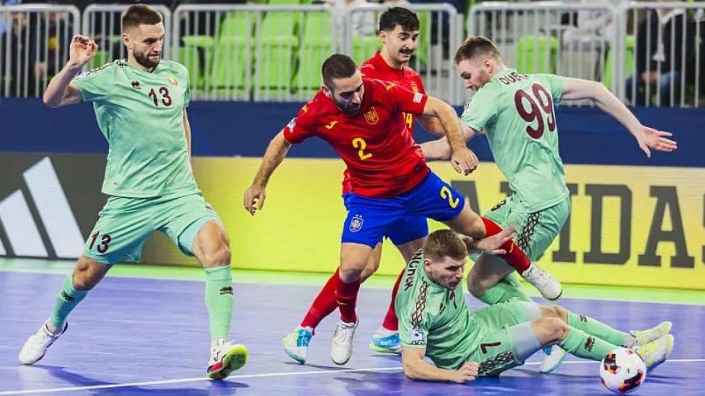 Cecilio, rodeado de rivales en la Eurocopa.