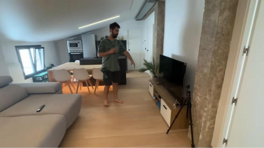 Aarón Puente, en su piso remodelado.