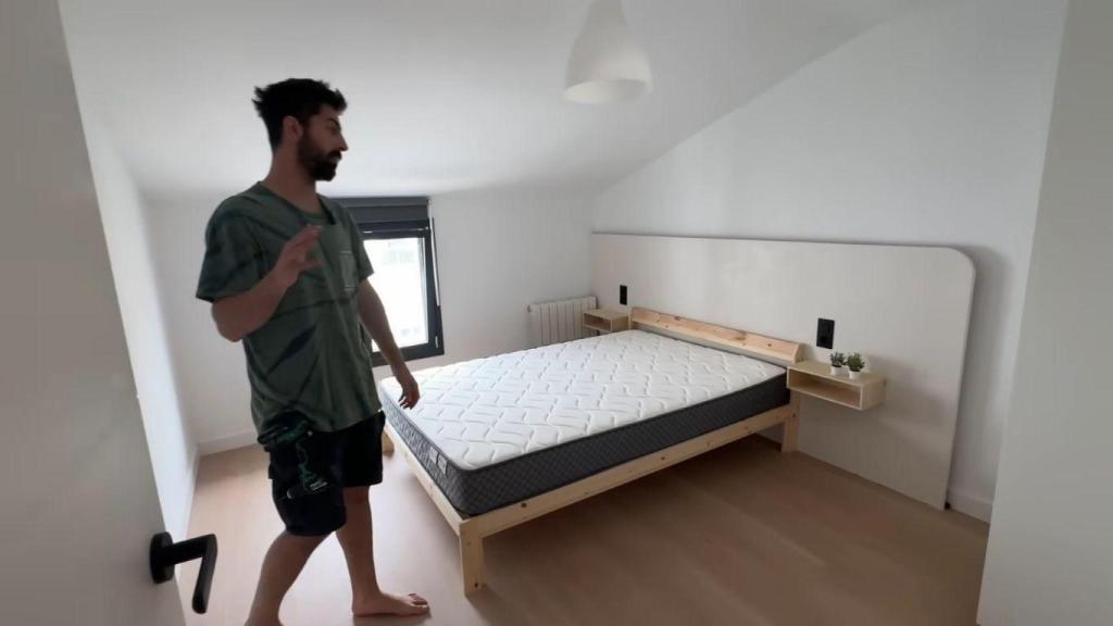 Aarón Puente, joven propietario, en una de las habitaciones de su piso remodelado.