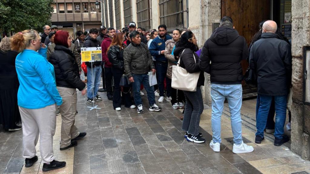 Inmigrantes haciendo cola.