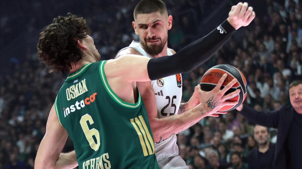 Alex Len, con el balón.