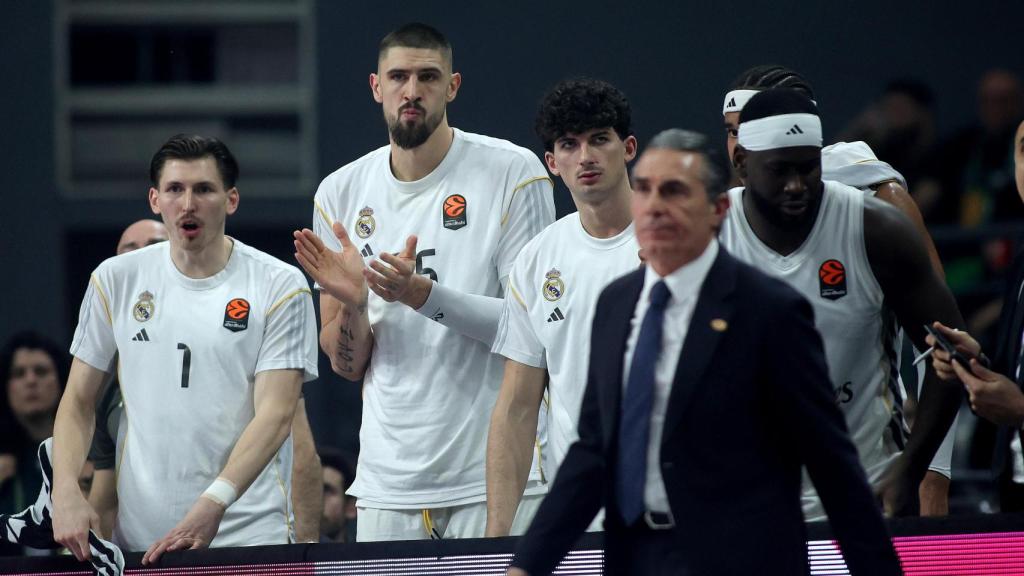 Los jugadores del banquillo del Real Madrid aplauden una acción.