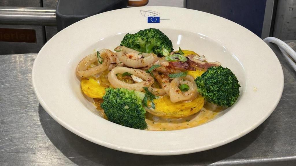 El plato que sirve el cáterin del Parlamento Europeo como pulpo a la gallega