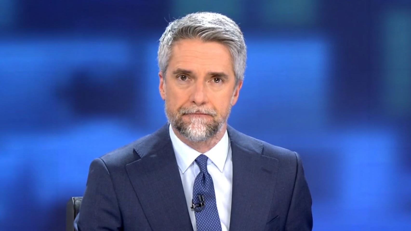 El presentador Carlos Franganillo durante un informativo en Telecinco.