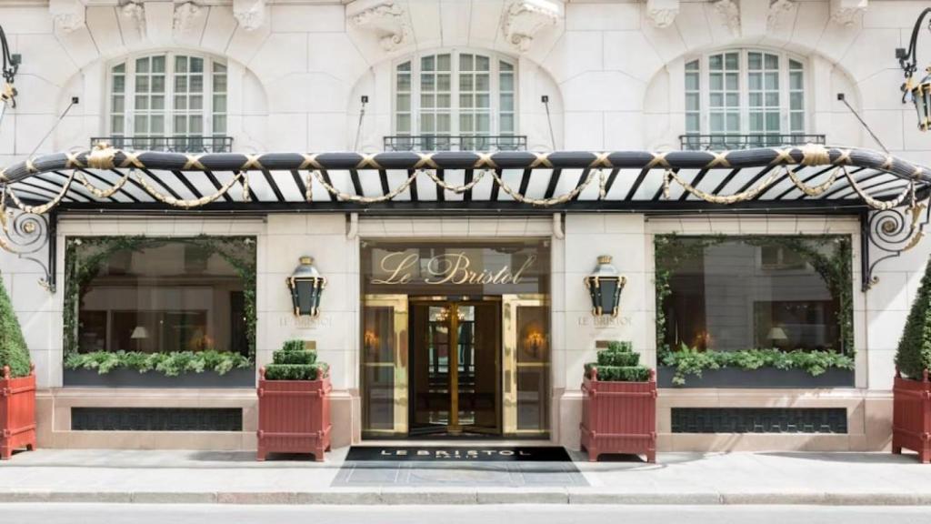 Le Bristol, el hotel de lujo en París en el que se han alojado Kim Kardashian y Lewis Hamilton.