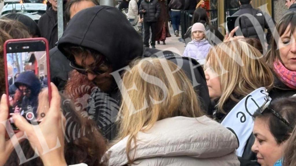 Can Yaman, rodeado de fans, en la puerta de su hotel en Madrid.