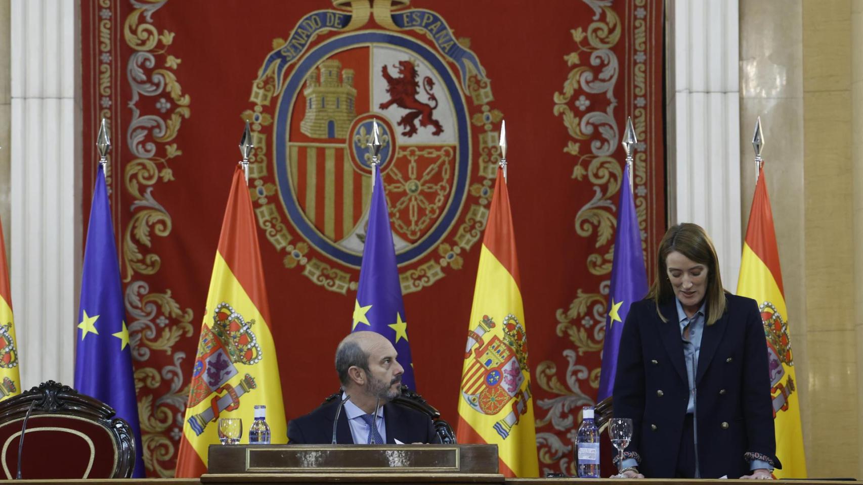 Roberta Metsola, presidenta del Parlamento Europeo, pronuncia su discurso junto al presidente del Senado, Pedro Rollán.