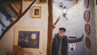 Eladio García de Santibáñez en su estudio de Renera.