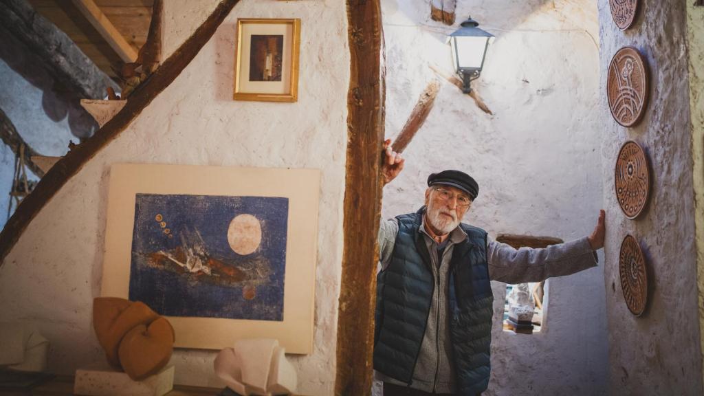 Eladio García de Santibáñez en su estudio de Renera.
