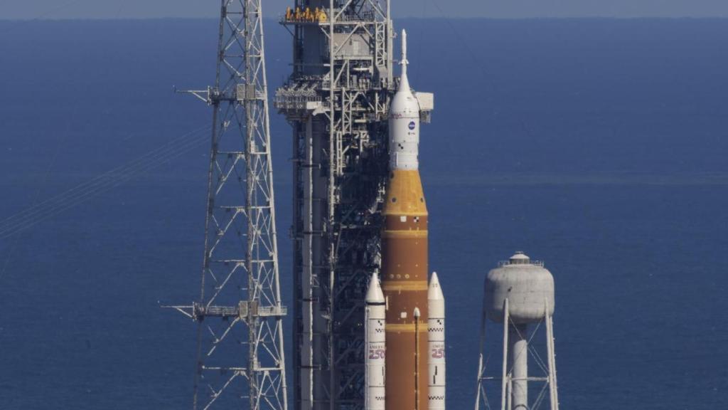 Cohete SLS en la plataforma de lanzamiento