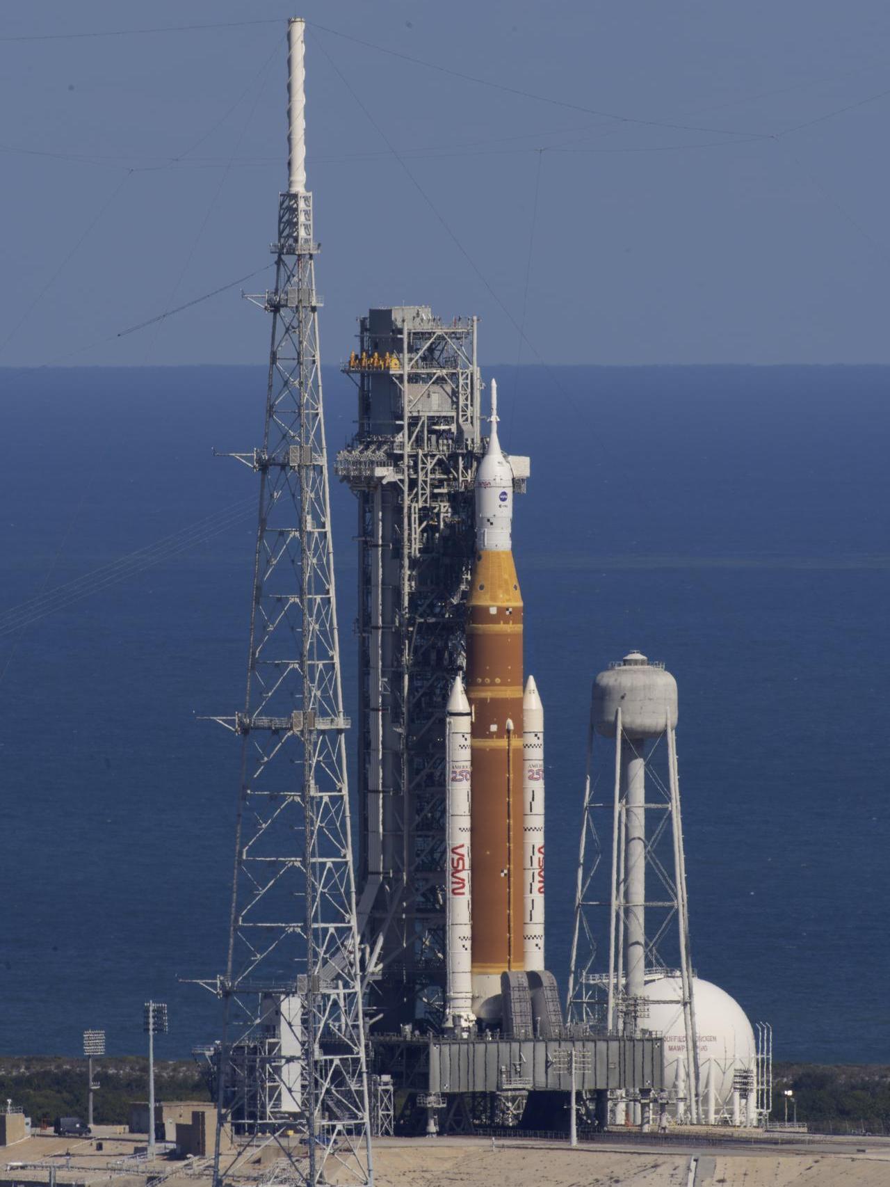 Cohete SLS en la plataforma de lanzamiento