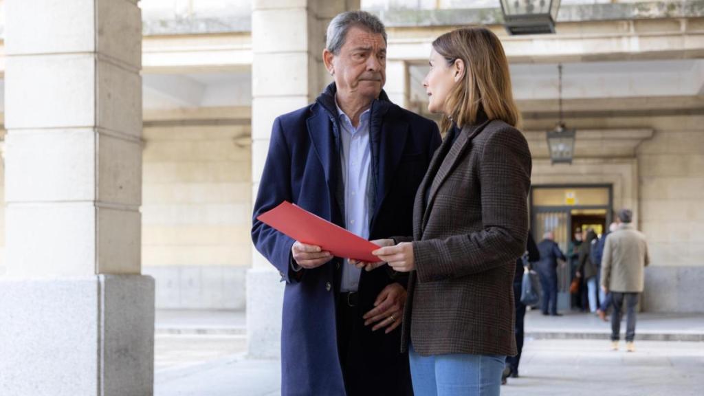 Imagen de Ignacio Flores y Blanca Gastalver después de poner la denuncia.