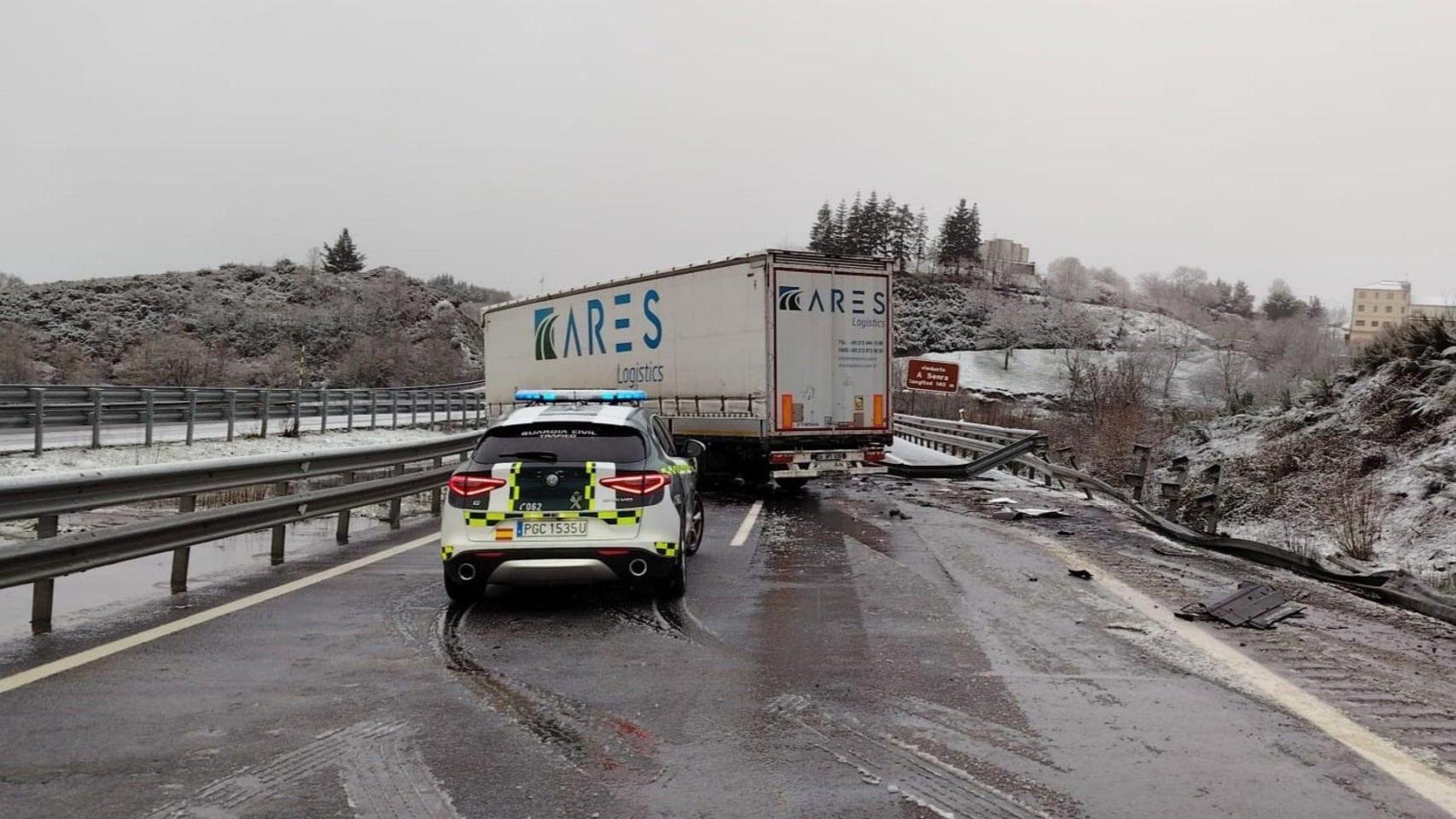 Un camión queda cortado invadiendo los dos carriles de circulación de la A-52 a su paso por A Gudiña (Ourense), a causa de la nieve.