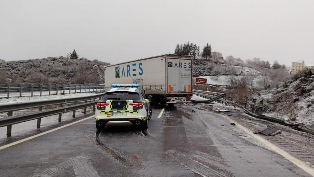 Un camión queda cortado invadiendo los dos carriles de circulación de la A-52 a su paso por A Gudiña (Ourense), a causa de la nieve.