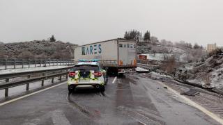 Un camión queda cortado invadiendo los dos carriles de circulación de la A-52 a su paso por A Gudiña (Ourense), a causa de la nieve.