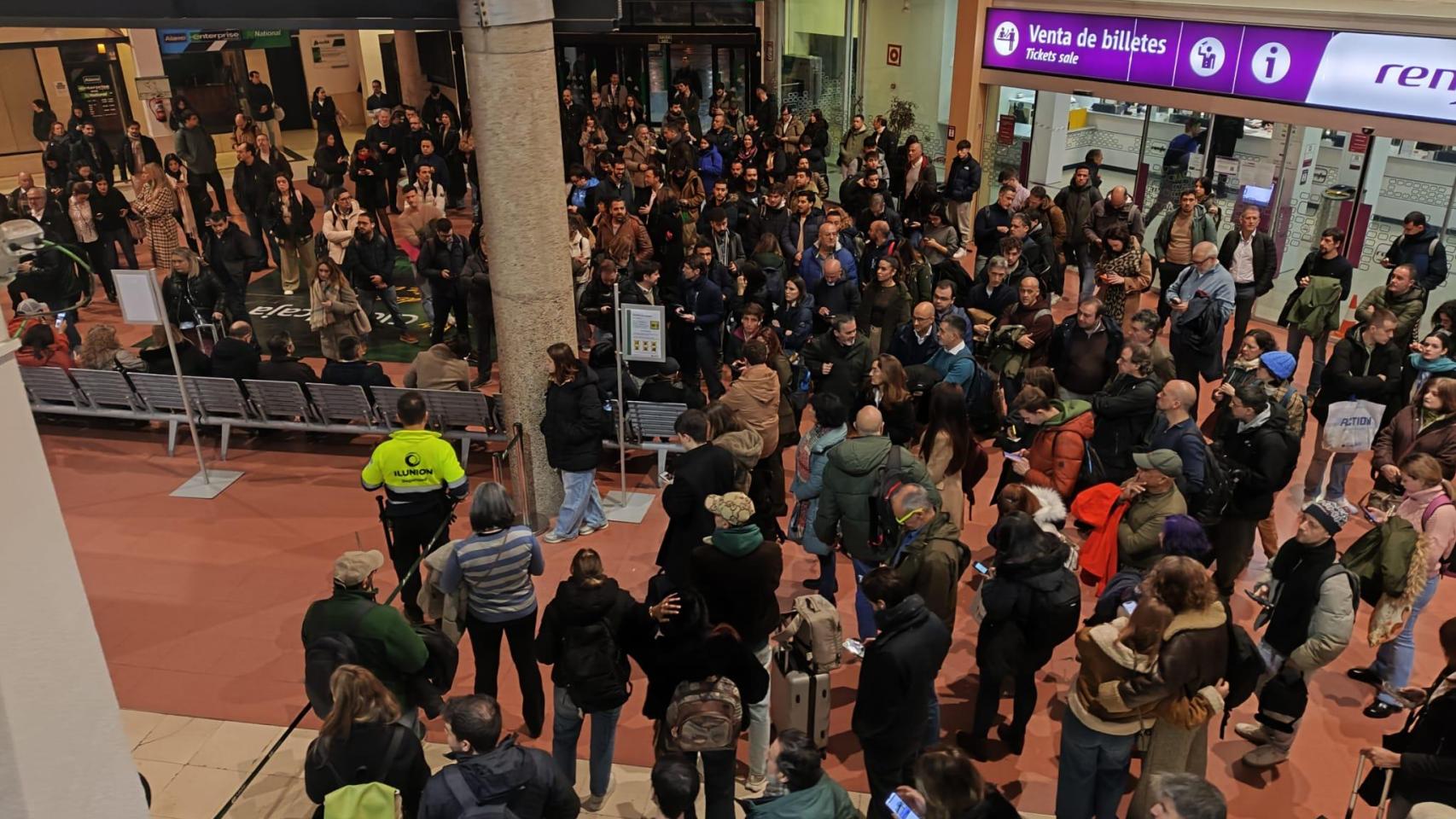 Imagen de la estación de tren de Ciudad Real colapsada este miércoles.