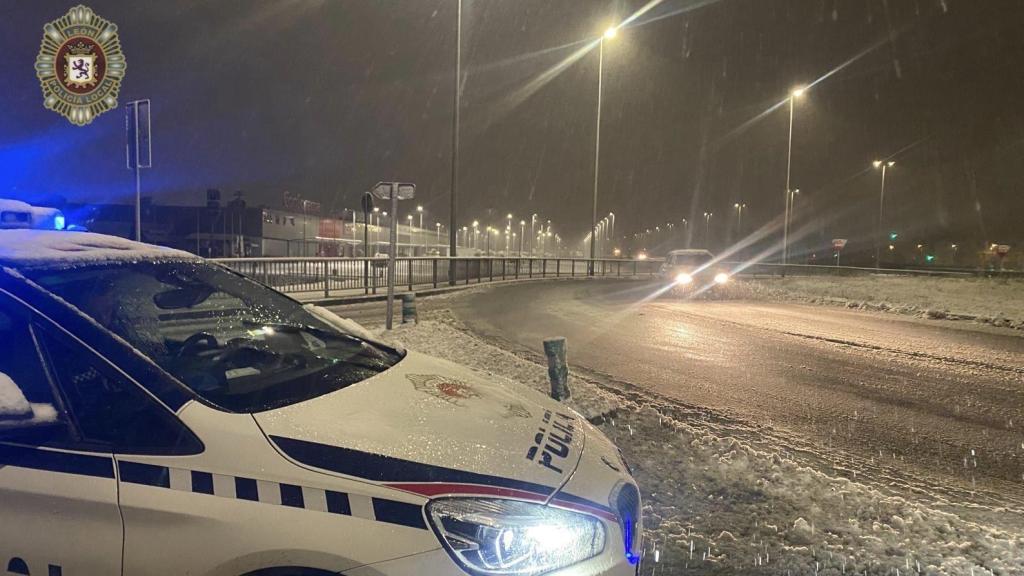 La Policía Municipal en León haciendo frente a las nevadas.