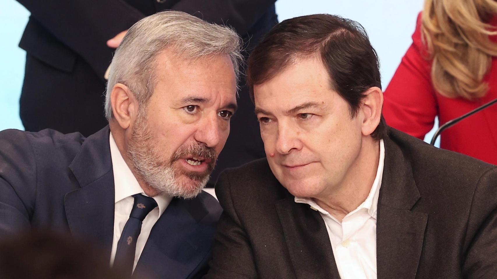 El presidente de Aragón y del PP aragonés, Jorge Azcón, y el presidente de la Junta y del PPCyL, Alfonso Fernández Mañueco, en una reunión de la Junta Directiva Nacional del PP en diciembre de 2025
