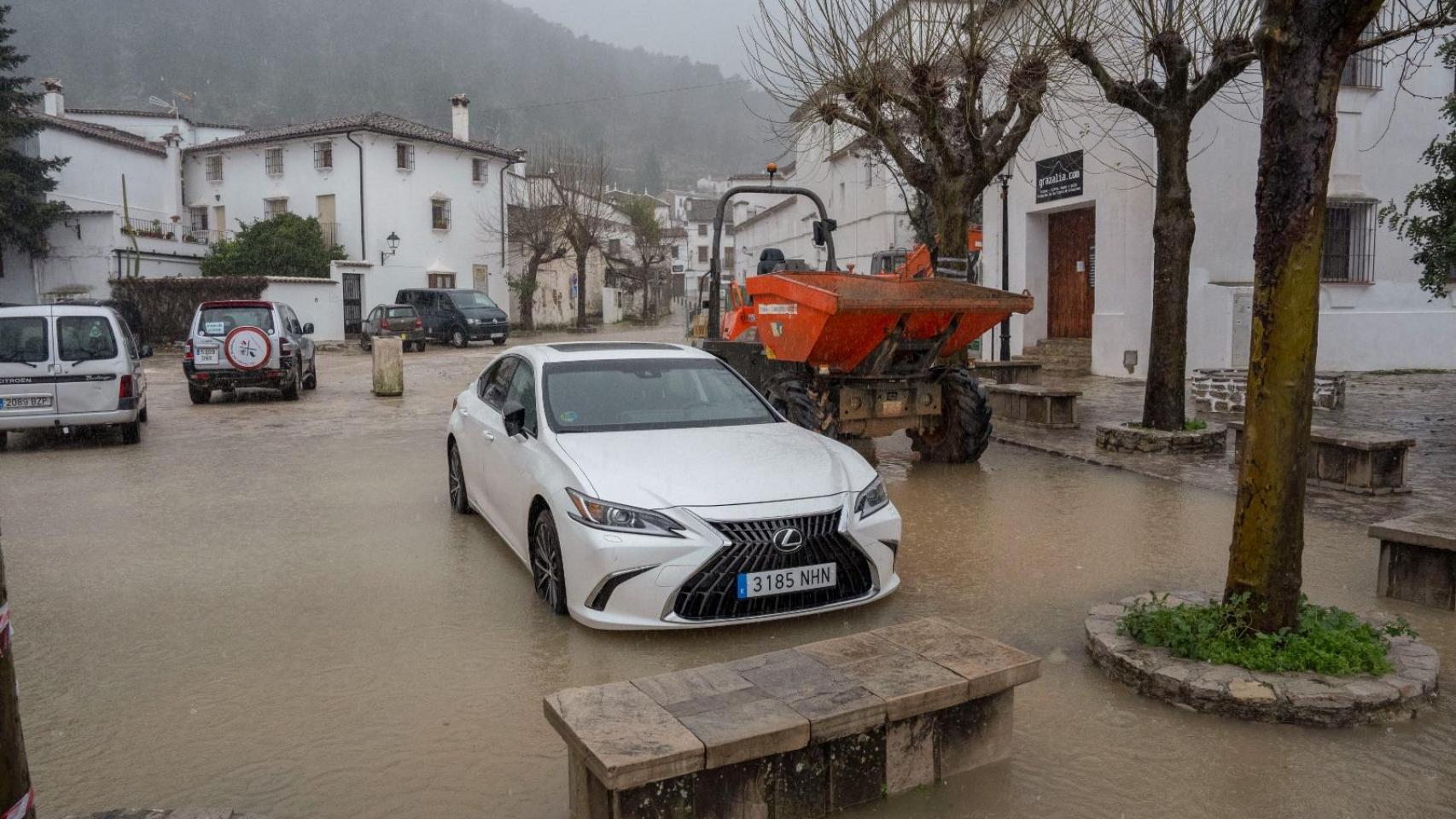 Borrasca Leonardo: última hora del aviso rojo, en directo | Más de 35 carreteras cortadas en toda España por tormentas, vientos, deshielos y nevadas